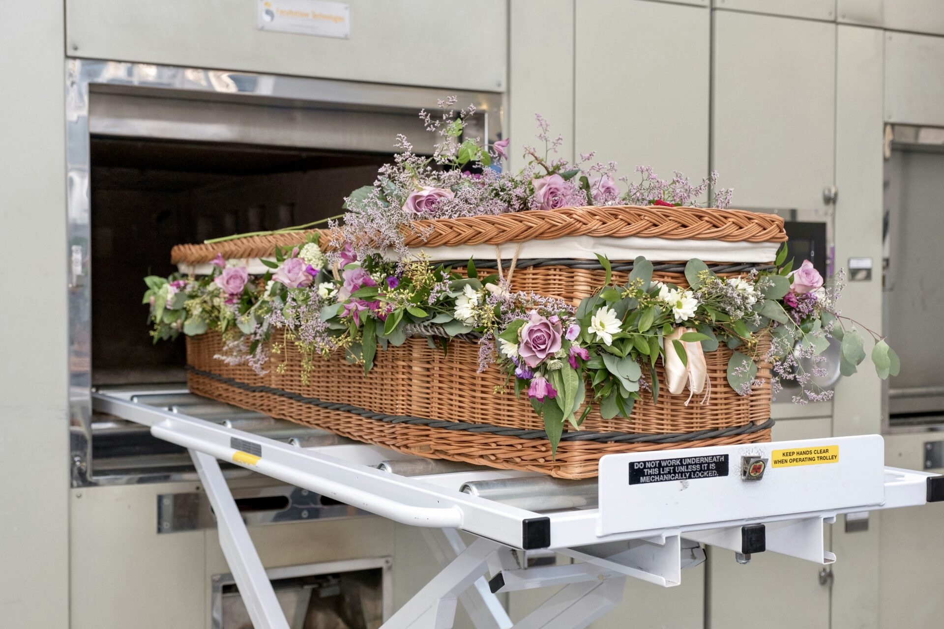 Wicker coffin cremator