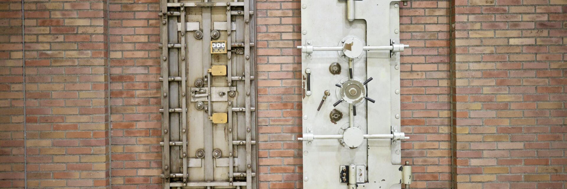 Bank vault door