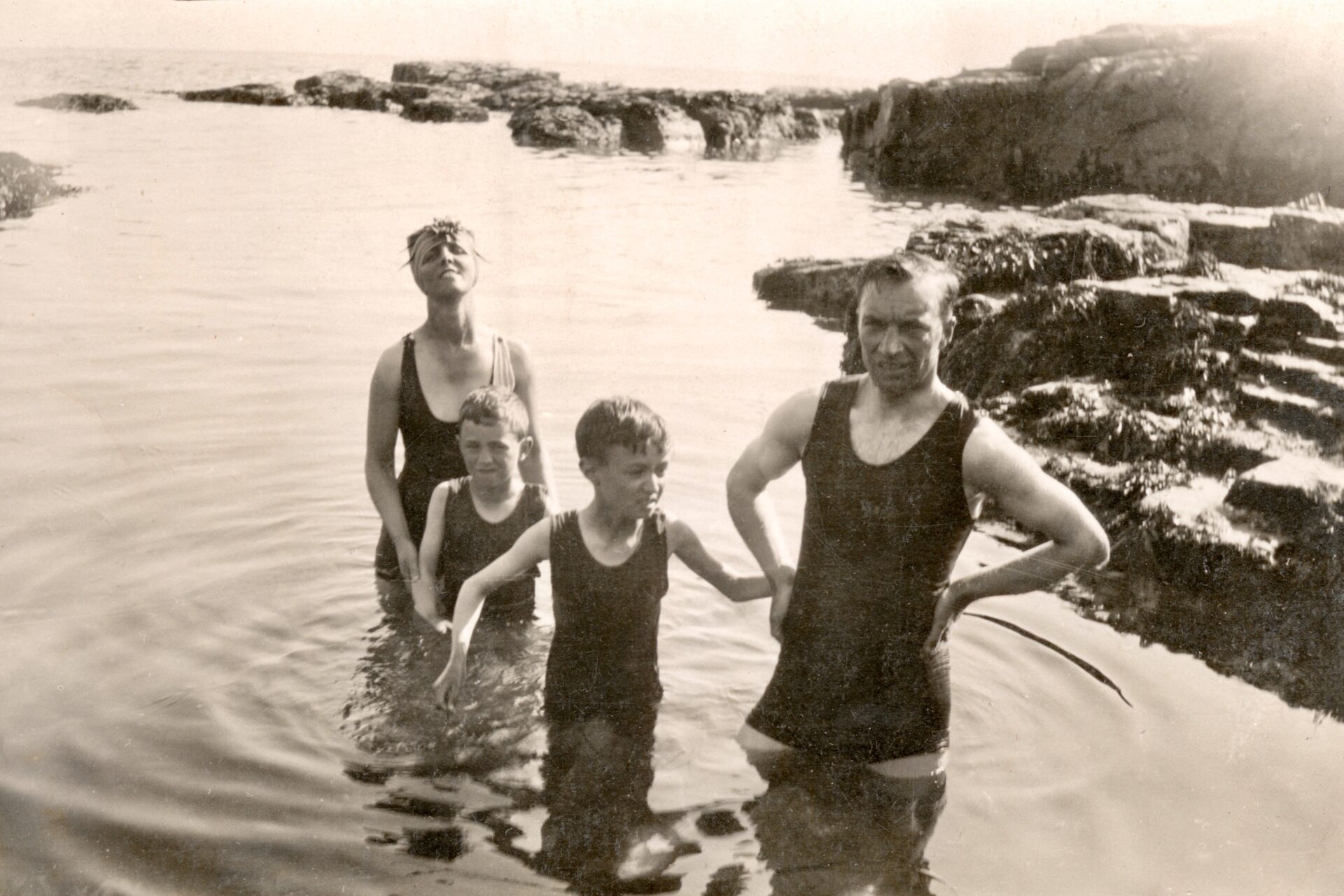 What to Say When Someone Loses a Parent: Kind Words to Use 3 Family photo at beach